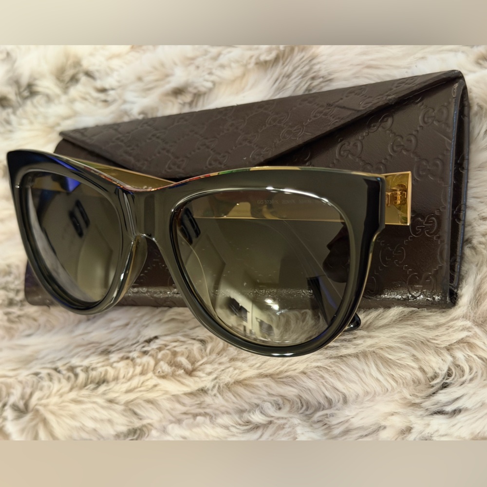 Gucci Black and Floral Cateye Sunglasses - Picture 12 of 13